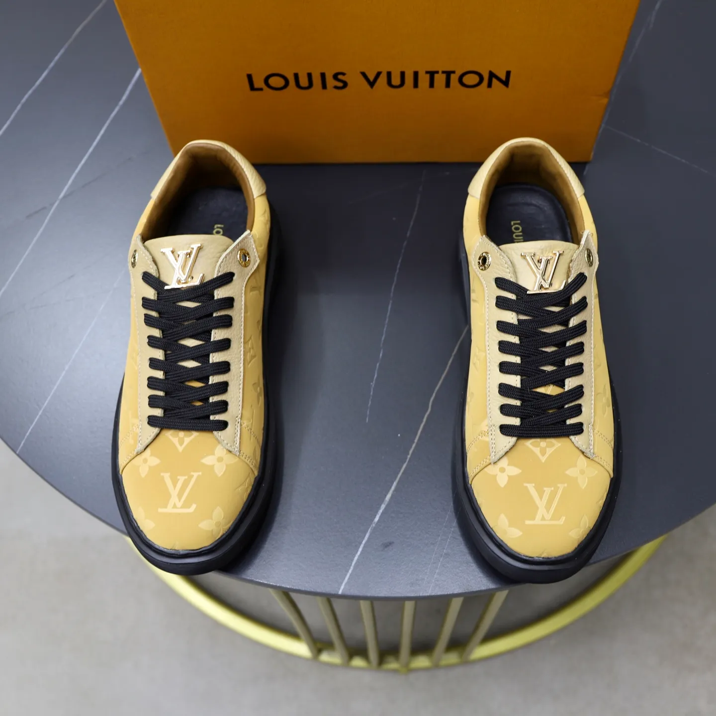 Ex-factory price: 440💰🙅‍♂️🙅‍♂️🙅‍♂️ Brand: LV Louis Vuitton Standard code: 38-44 (45 customized) Grade: Same as the official website Material: Original material splicing Comfortable and breathable lining Lightweight and wear-resistant sports outsole Style category: Men's fashion casual shoes Running sneakers Distinguished luxury brand elements Top luxury Color: actual picture color